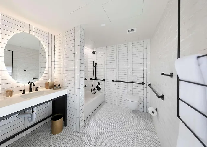 Deluxe  King Room Mobility accessible